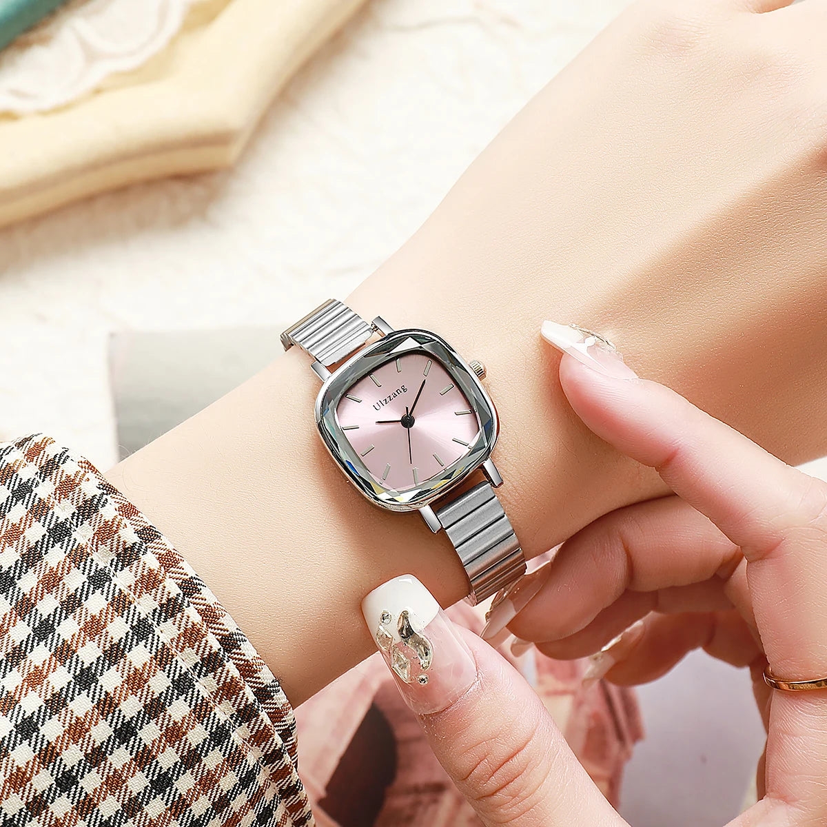 Simple and stylish, the minimalist design of this small square watch for women is perfect for everyday wear.